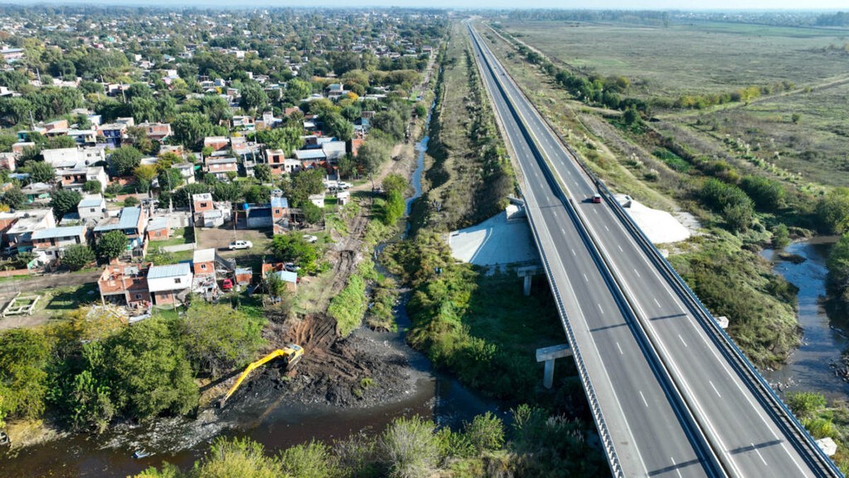 Limpieza en arroyos de Gonz&aacute;lez Cat&aacute;n y Virrey del Pino.