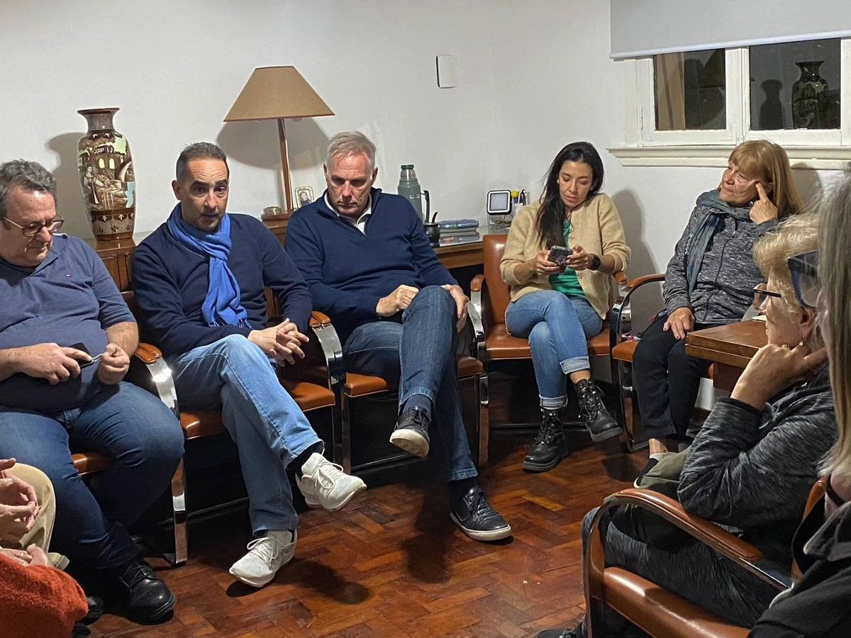 Ramiro Tagliaferro en reuni&oacute;n con los vecinos de Castelar.