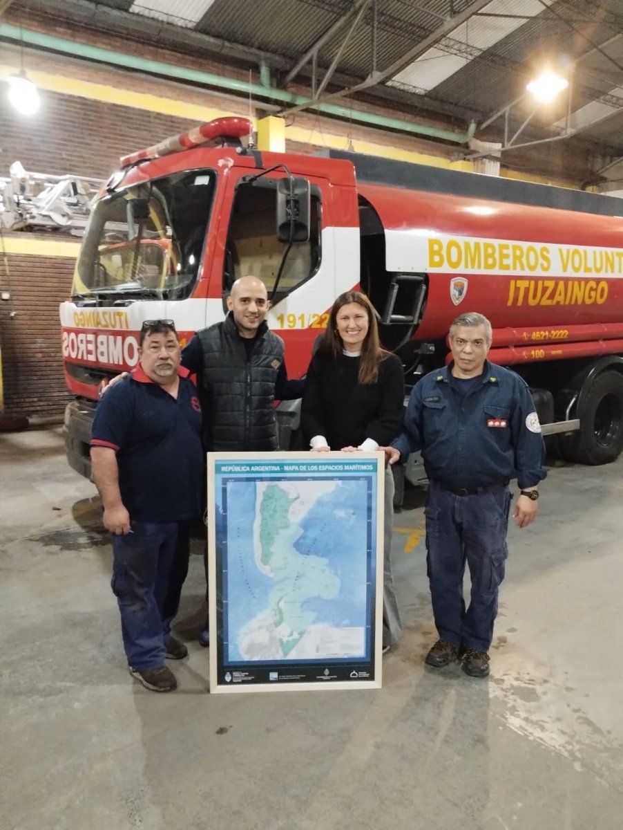Ituzaing&oacute;: entrega de mapas bicontinentales a Instituciones.