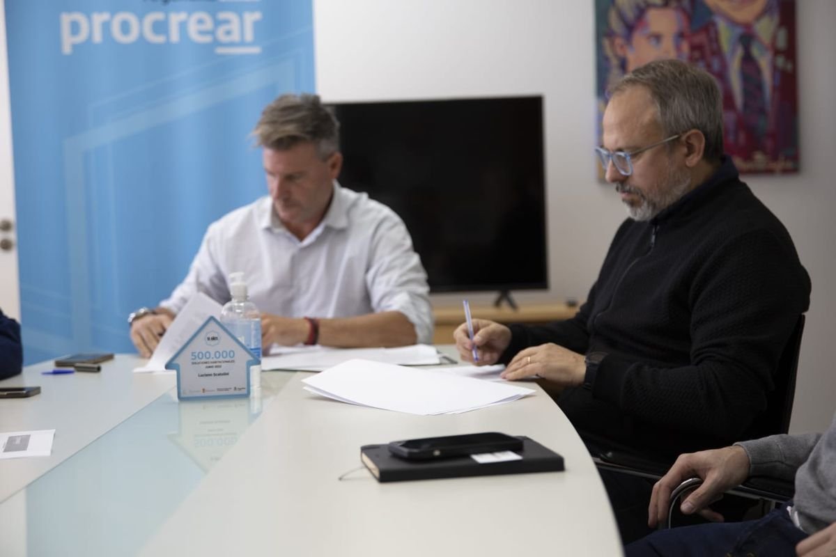El intendente de Tres de Febrero, Diego Valenzuela junto a Luciano Scatolini, secretario del Ministerio de Desarrollo Territorial y H&aacute;bitat.