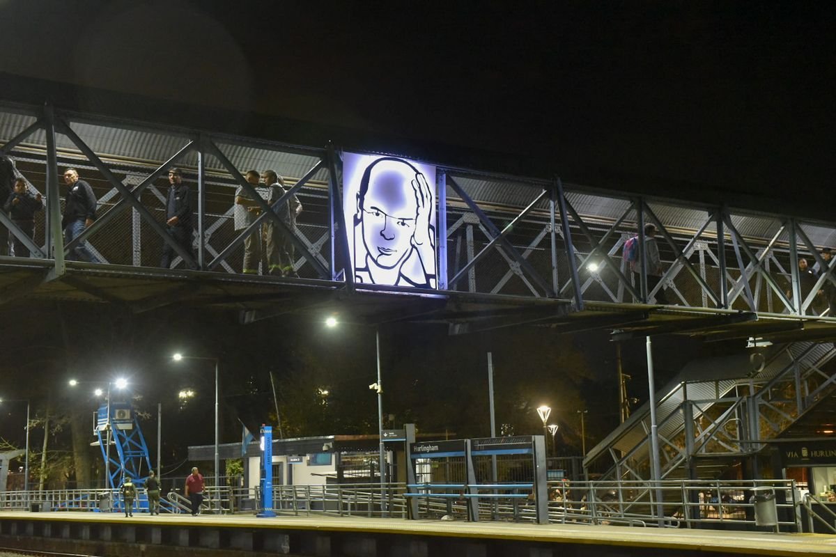 Inauguraron la escultura de Luca Prodan en Hurlingham.