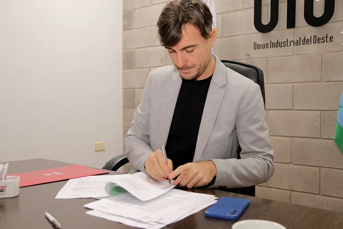 El intendente de Mor&oacute;n, Lucas Ghi, firm&oacute; el inicio de obras para la ampliaci&oacute;n del Parque Industrial La Cant&aacute;brica.