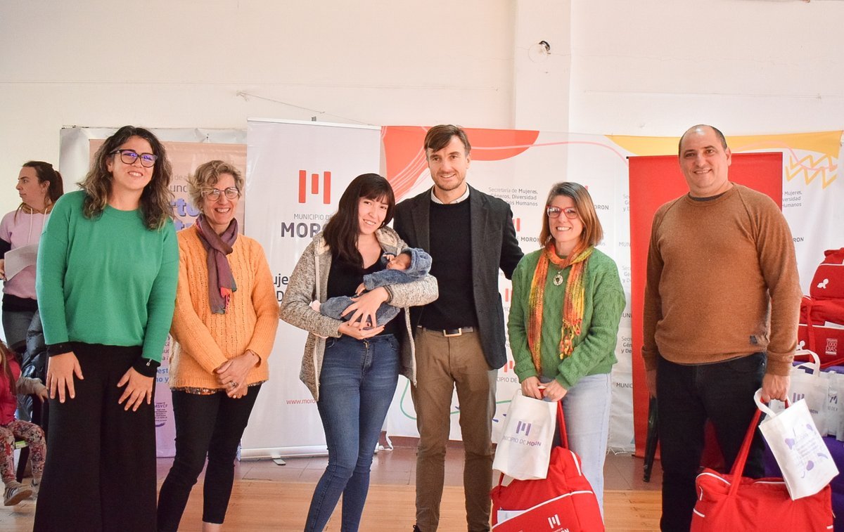 Mor&oacute;n entreg&oacute; bolsos maternales a vecinas embarazadas.