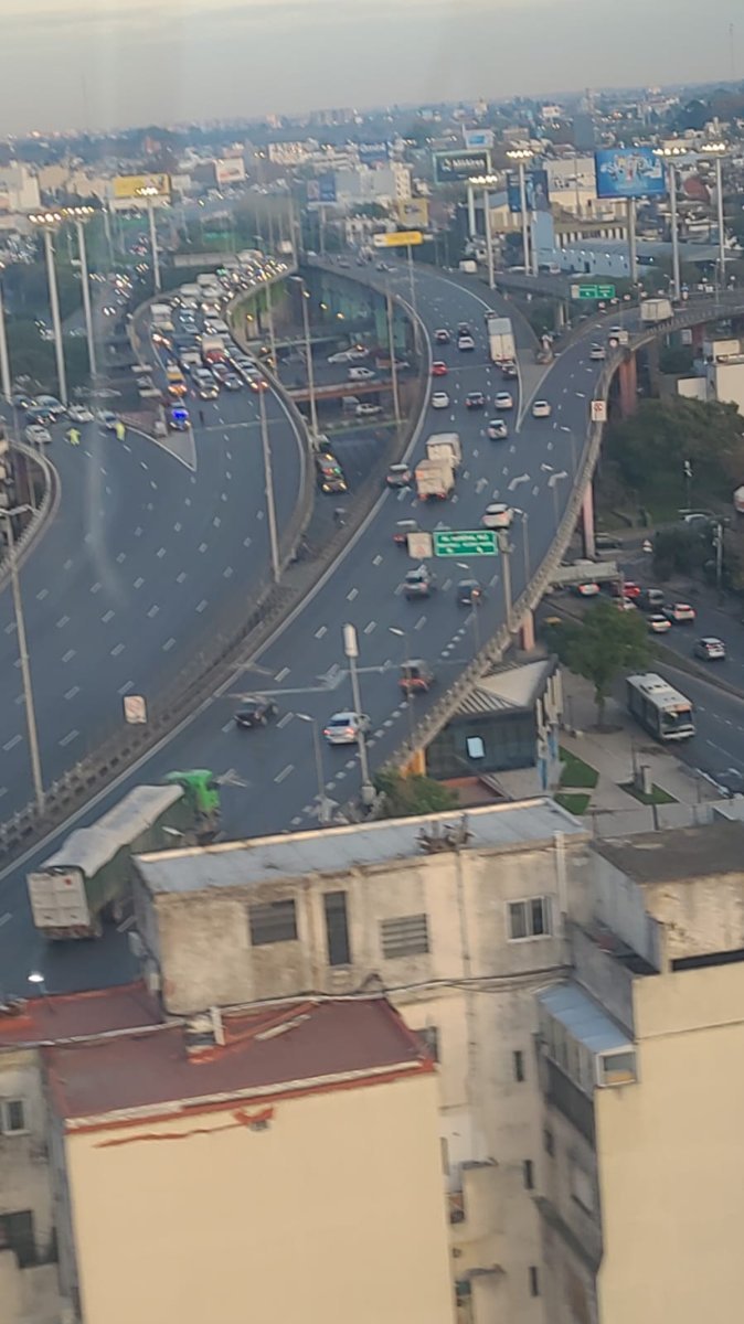 Demoras en Acceso Oeste: Violento choque entre un auto y una moto.