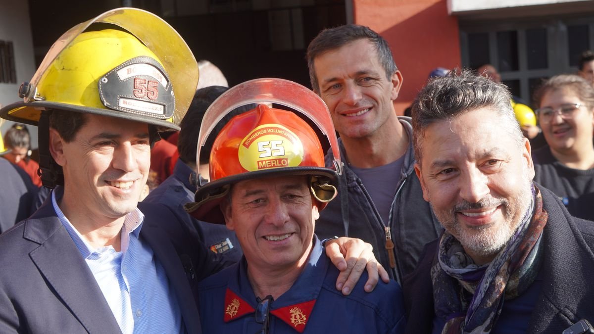 Los Bomberos Voluntarios de Merlo celebraron su d&iacute;a junto a Wado de Pedro y autoridades municipales.