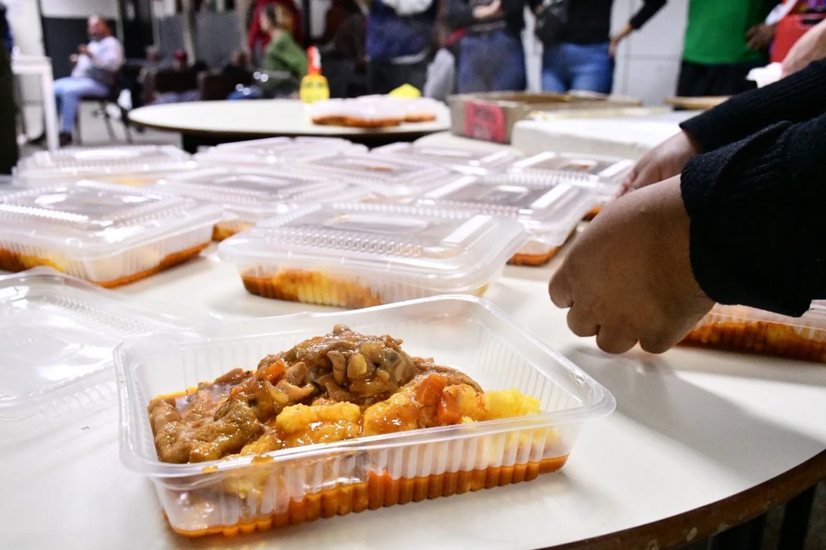 Mor&oacute;n reparte viandas de comida y ropa a personas sin hogar.