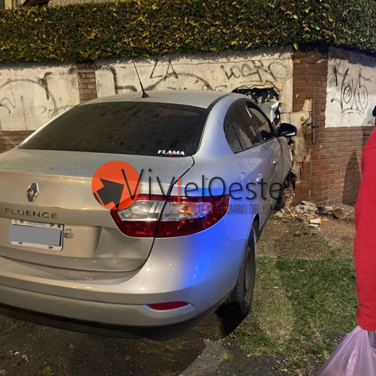 Renault Fluence se incrust&oacute; contra una casa en Rosales y Carlos Gardel, El Palomar.
