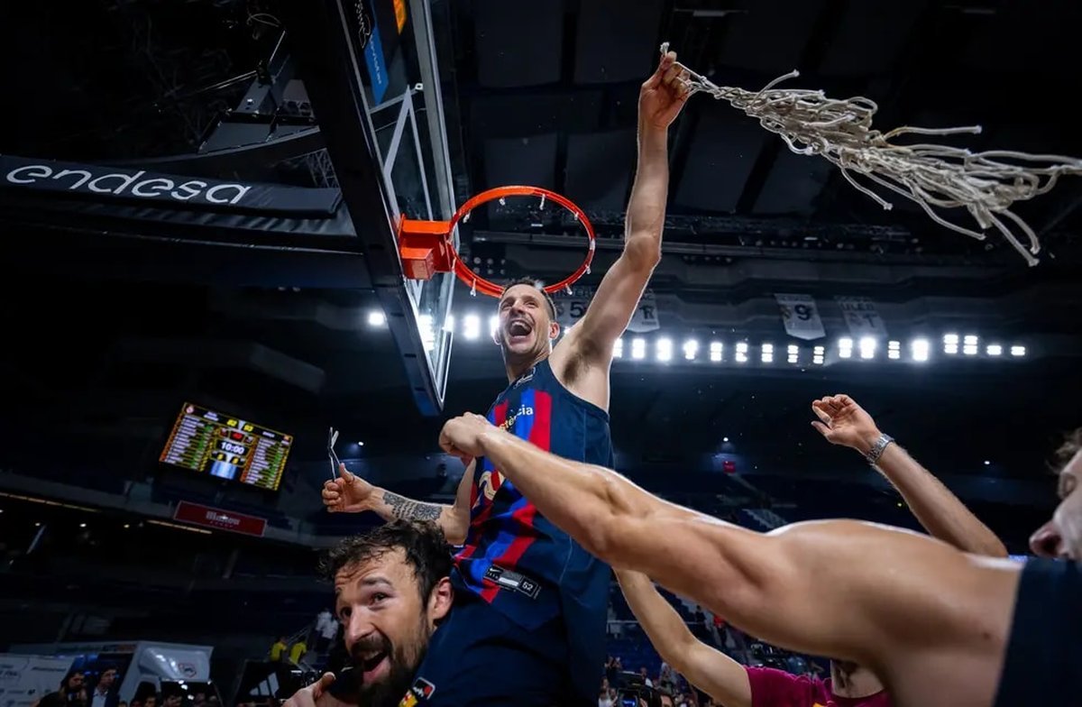 El oriundo de Mor&oacute;n cortando la red en la cancha del Real Madrid.