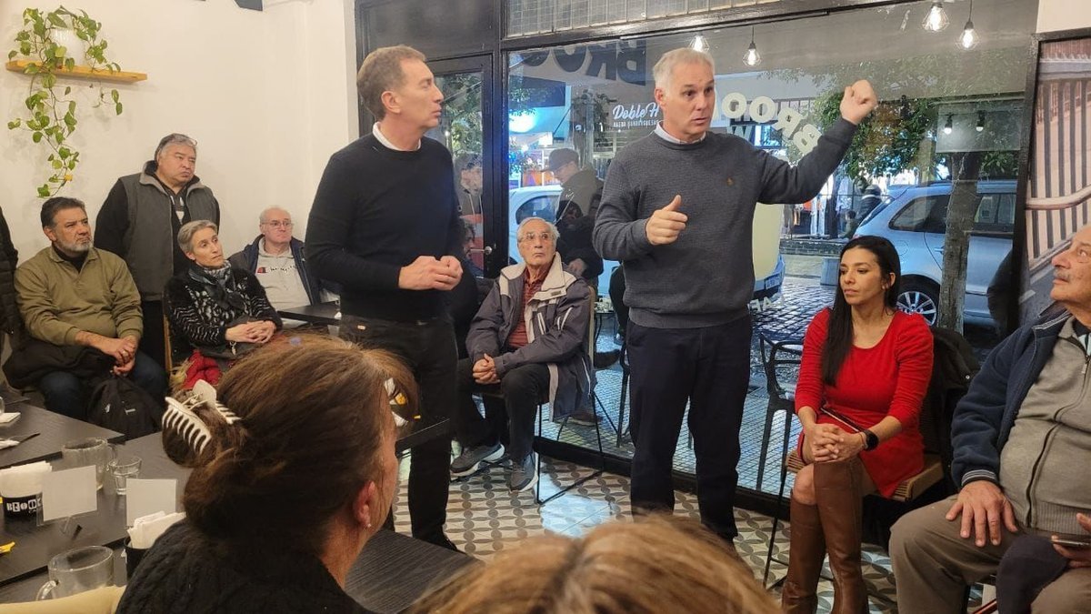 Leandro Ugartemendia y Diego Santilli charlaron con los vecinos de Mor&oacute;n.