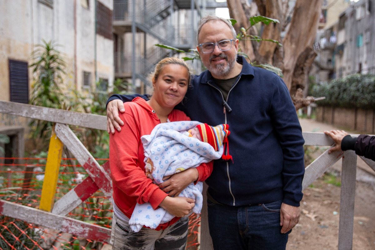 Mikeas, el primer beb&eacute; nacido en Fuerte Apache, junto a su madre.