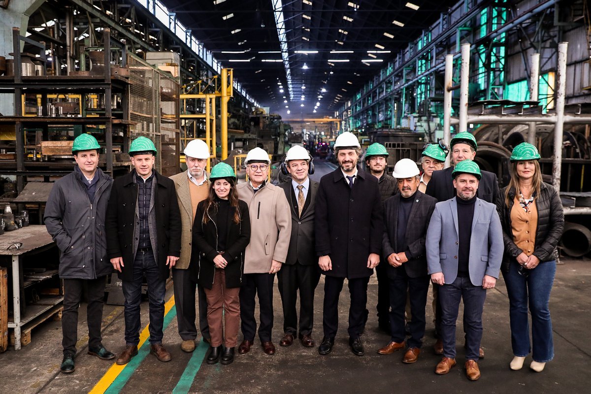 Cafiero y otros funcionarios en la empresa de Ituzaing&oacute;.