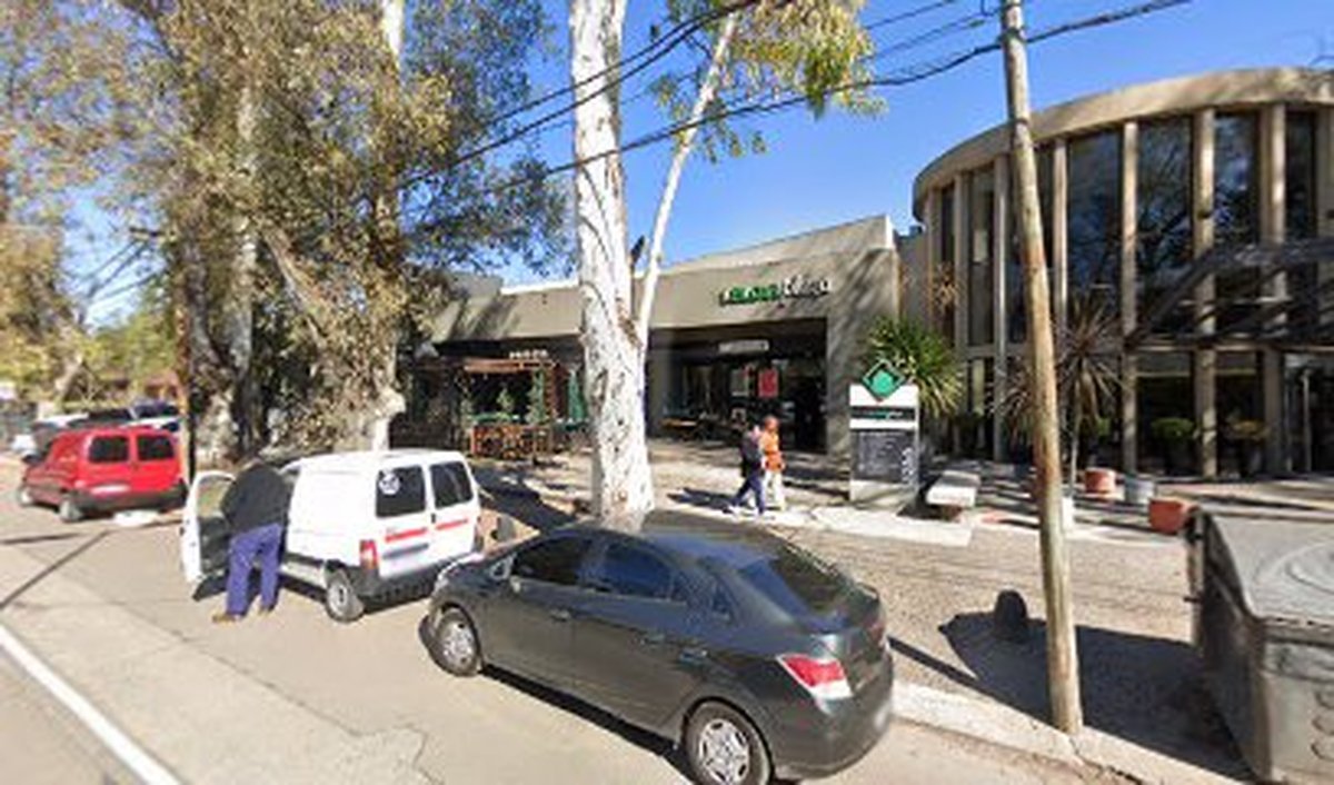 La entrada del Leloir Plaza Roof Garden en Parque Leloir.