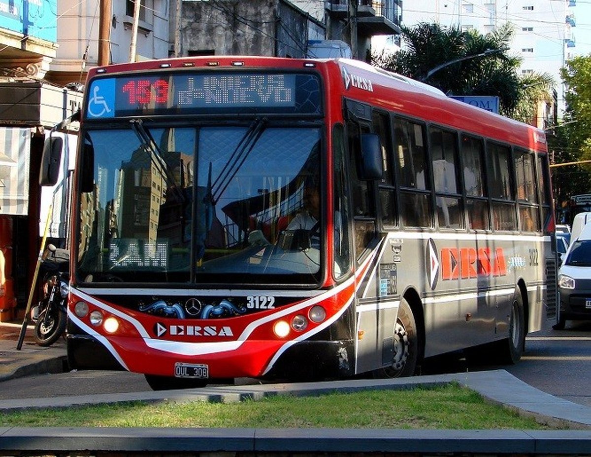 Un colectivo de la l&iacute;nea 153 en Ituzaing&oacute;.