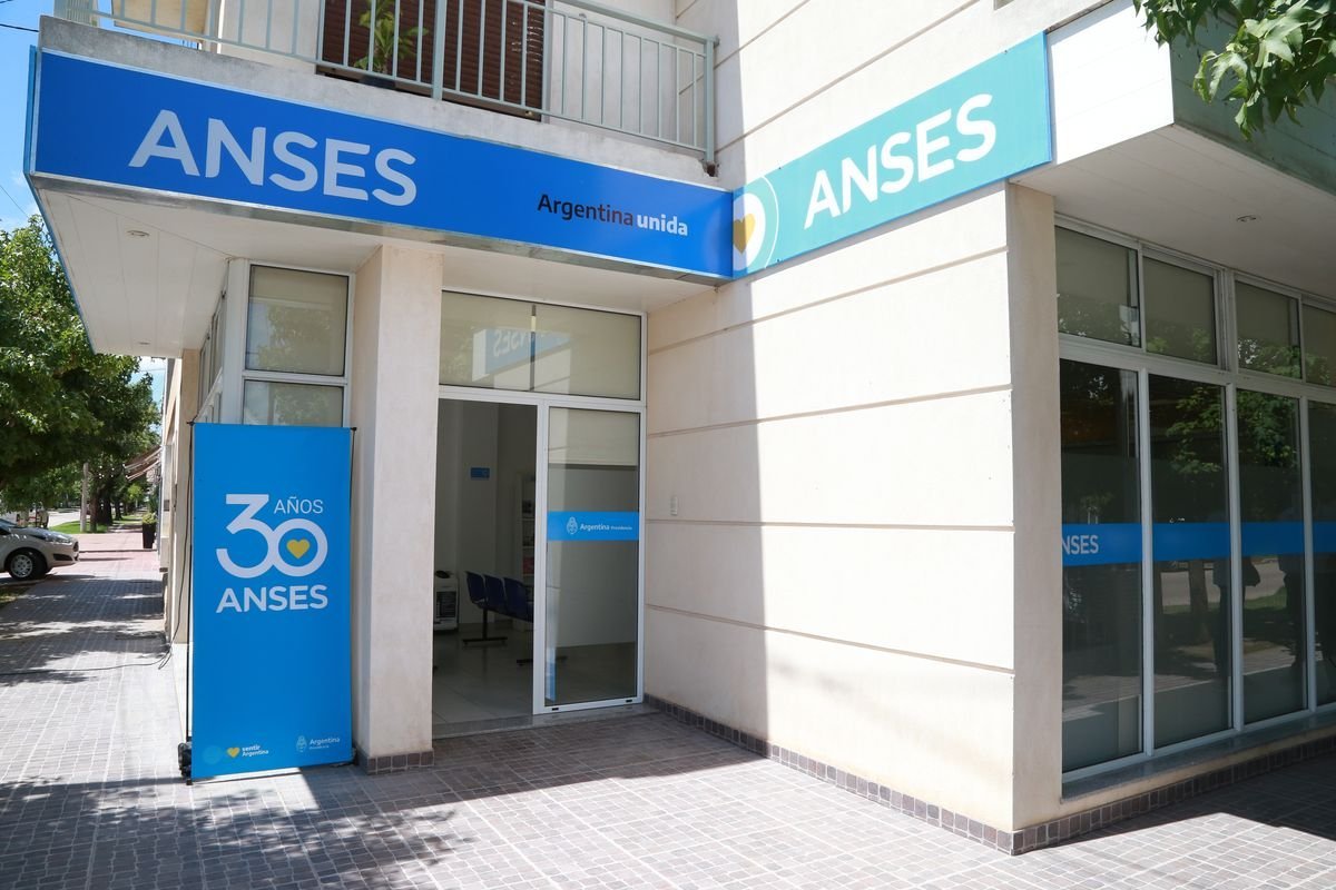 ANSES: El Gobierno anunci&oacute; un bono para jubilados en agosto.