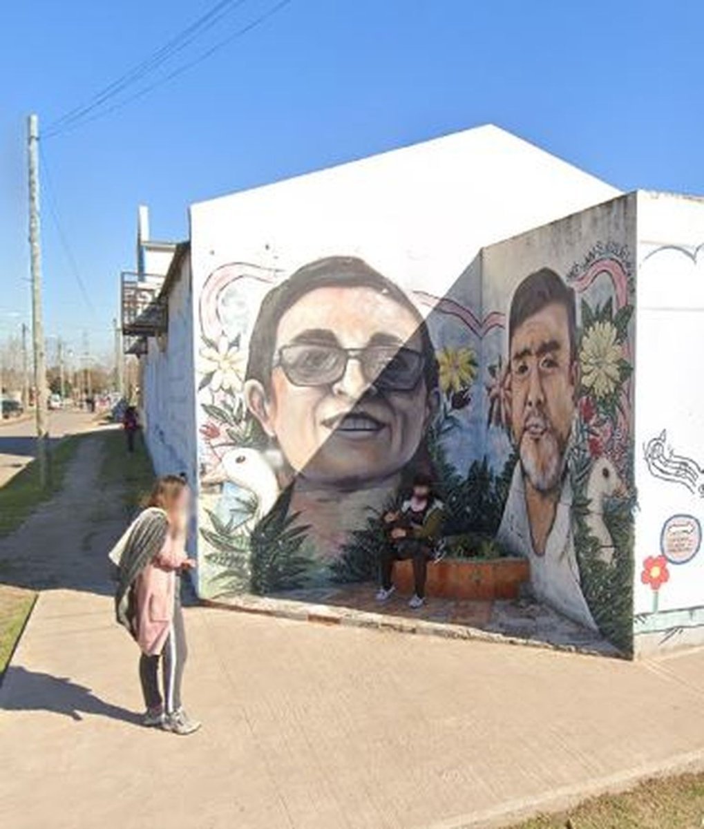 El mural de Sandra y Rub&eacute;n en la fachada de la Escuela Primaria N&deg;49 de Moreno.