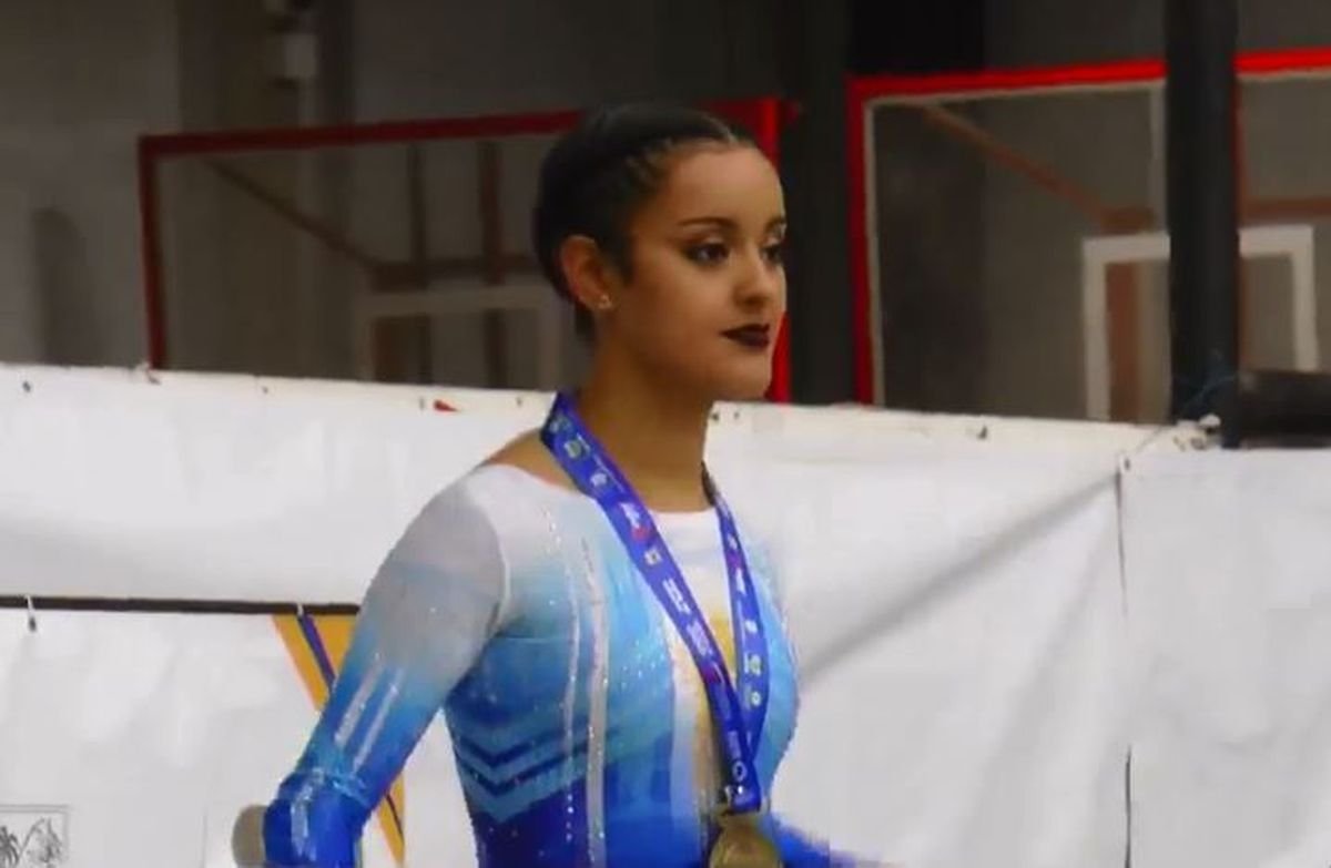 La joven de Laferrere subida a lo m&aacute;s alto del podio.