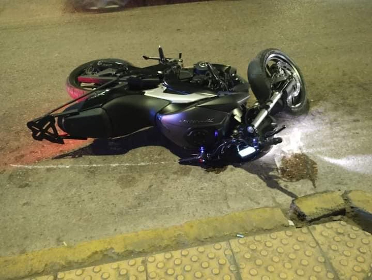 La moto en la que circulaba el polic&iacute;a de la Ciudad por Gonz&aacute;lez Cat&aacute;n.