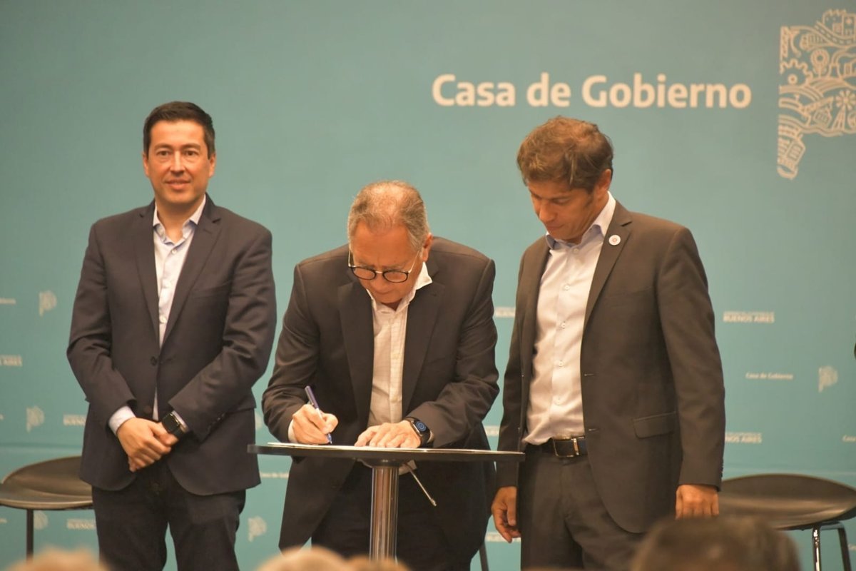 Firma del convenio entre Ituzaing&oacute; y Provincia.