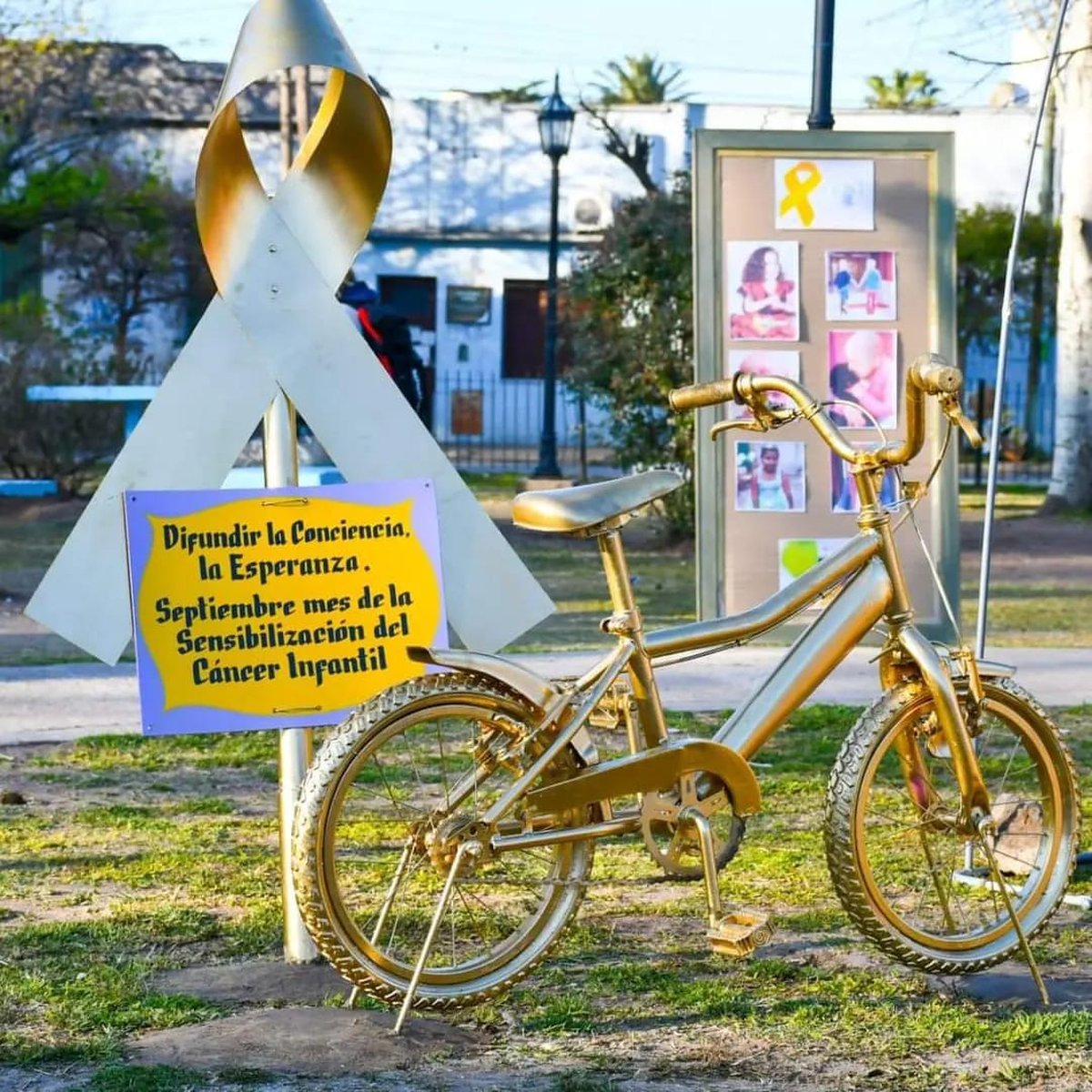 El monumento de color dorado que simbolizar la concientizaci&oacute;n del c&aacute;ncer infantil en General Rodr&iacute;guez.