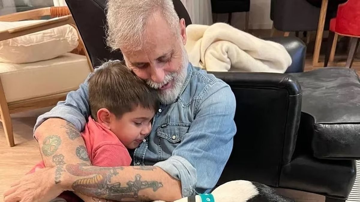 Jorge Rial junto a su nieto.