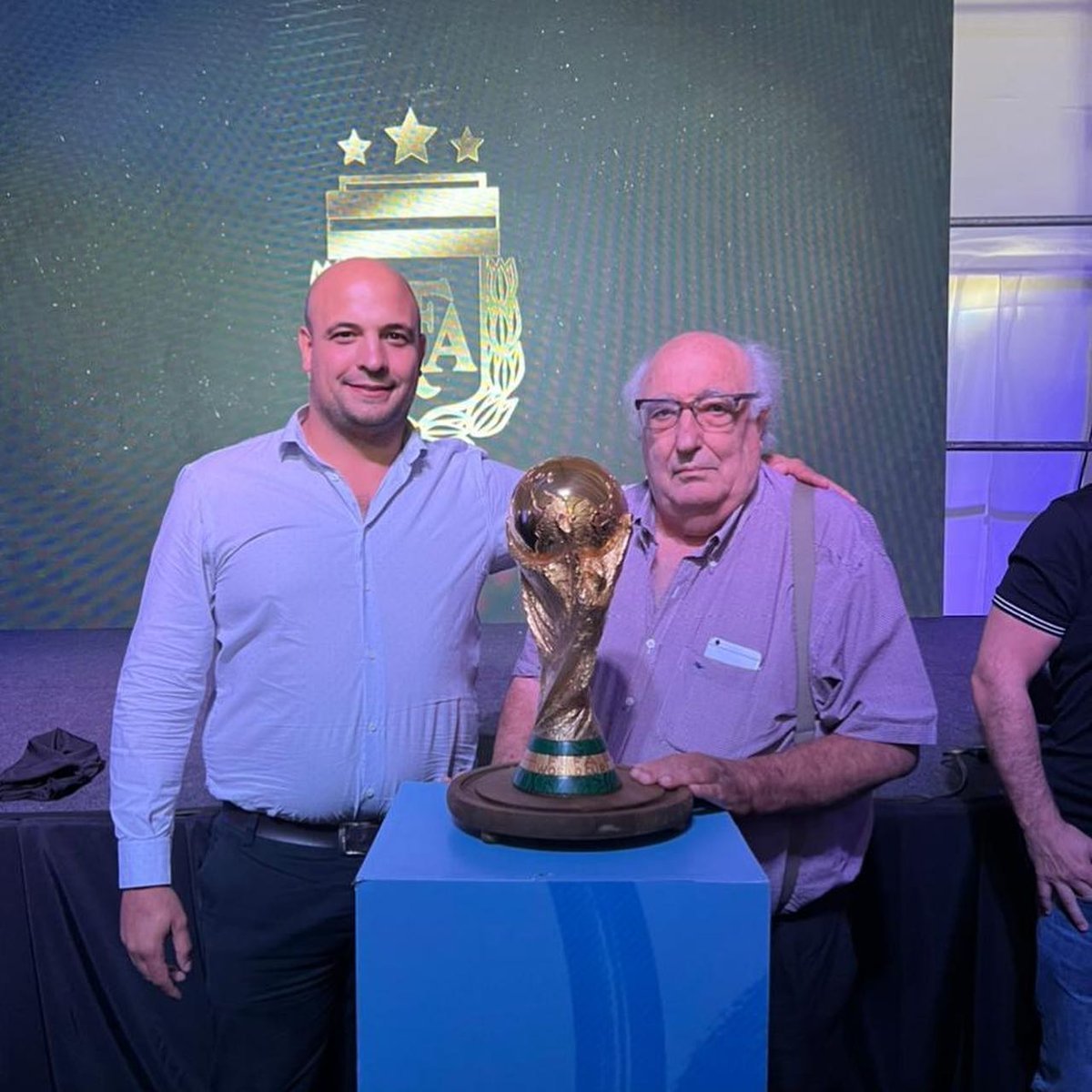 Juan Carlos Brieva y su hijo, Agust&iacute;n, con la Copa del Mundo en representaci&oacute;n de Argentino de Merlo.