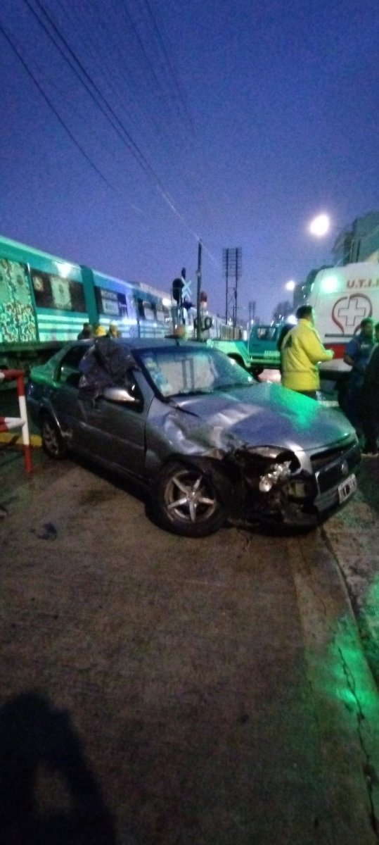 Uno de los autos chocados por el Tren Sarmiento ayer.