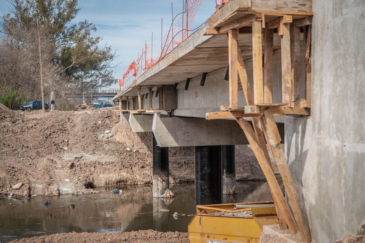 El avance de la construcci&oacute;n del nuevo puente que unir&aacute; Moreno e Ituzaing&oacute;.