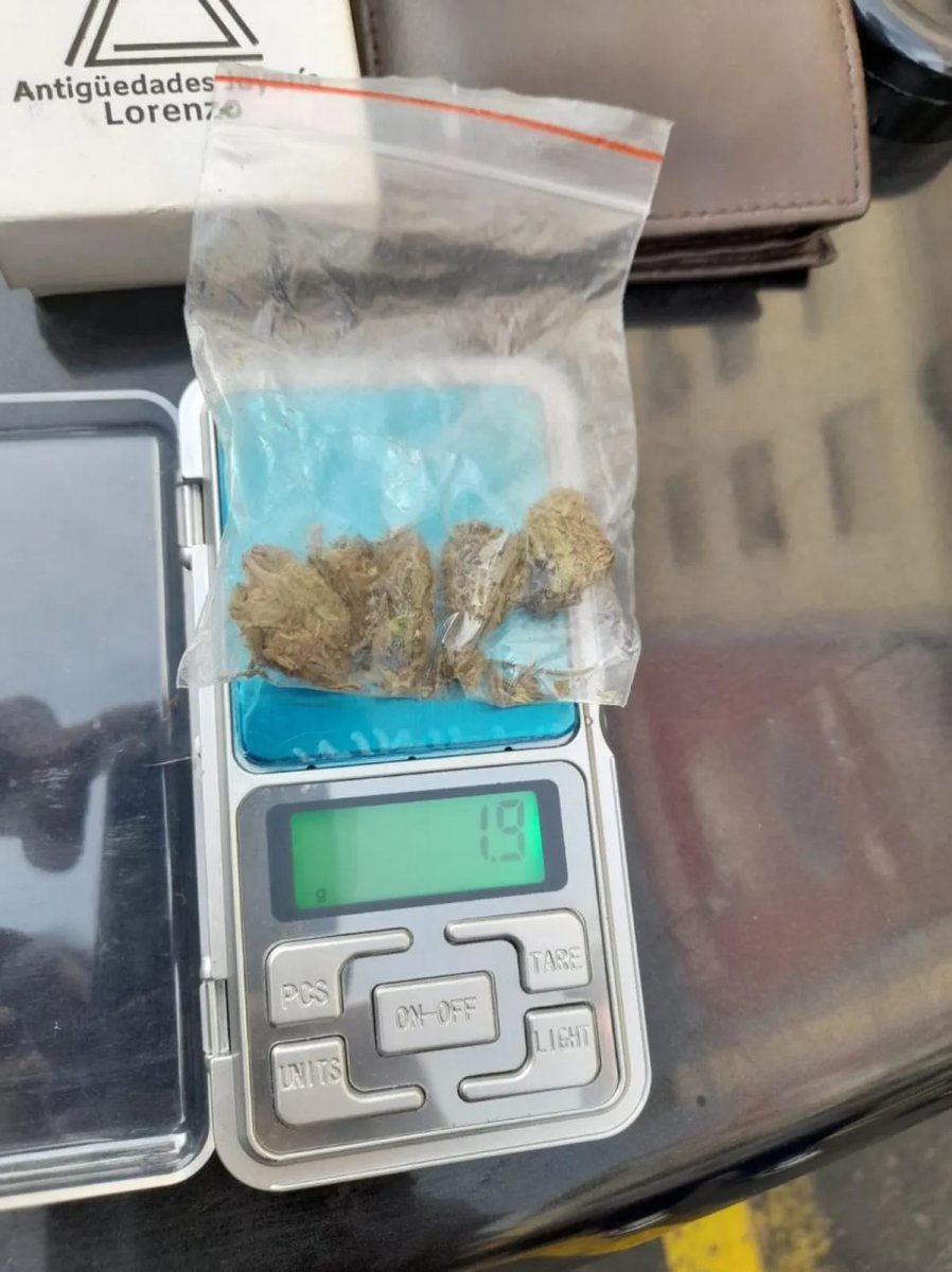 La droga secuestrada en el auto robado en Laferrere.