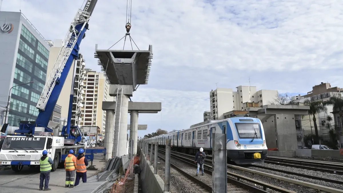 Montaje de los nuevos puentes modulares sobre el Tren Sarmiento.