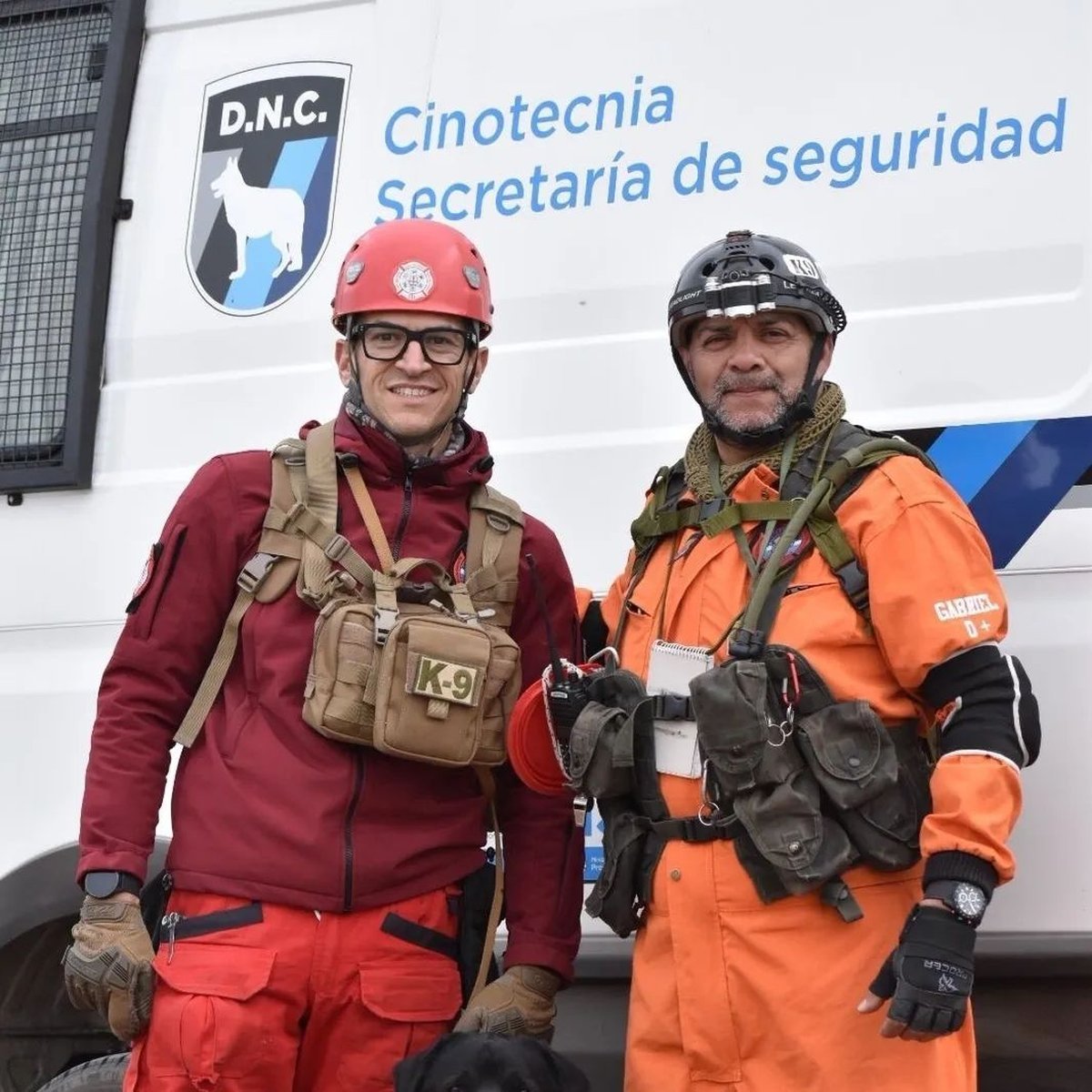 Los dos bomberos gu&iacute;as de Hurlingham.