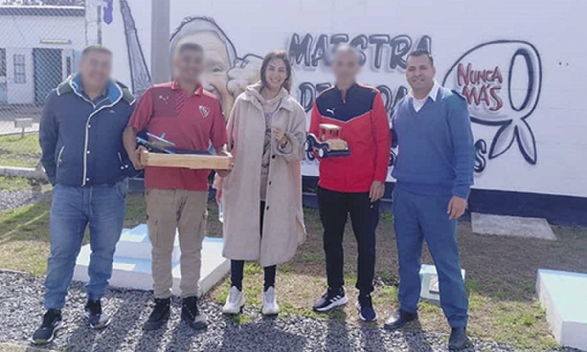 Ana Sicilia junto a los presos de Gonz&aacute;lez Cat&aacute;n.