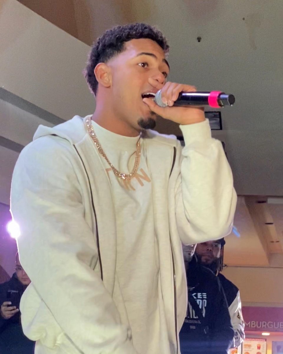 Myke Towers en el Plaza Oeste.