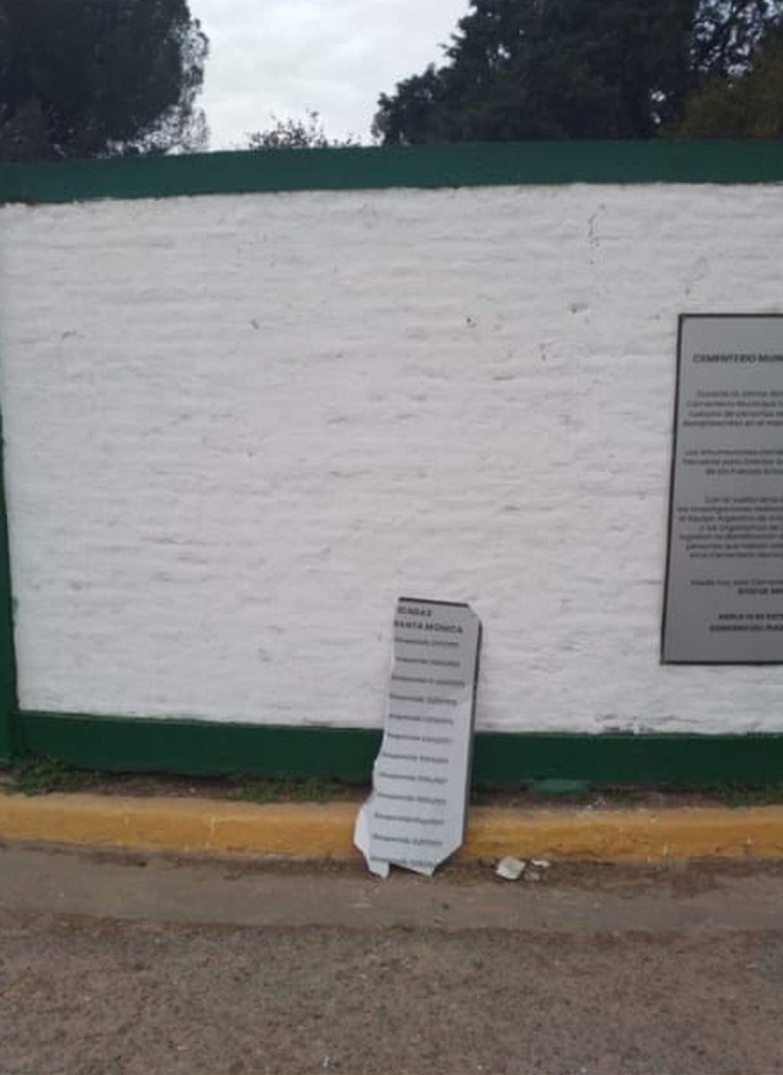 La placa destruida en Merlo.
