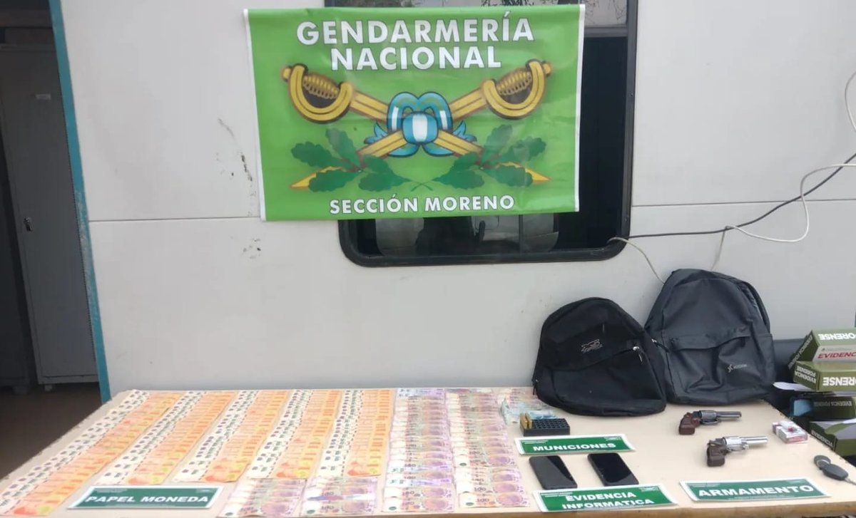 Las armas y el dinero decomisado en Trujui.