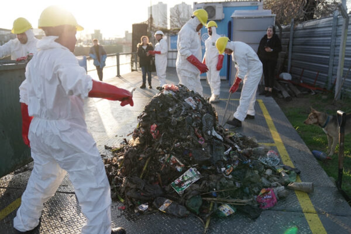 Una monta&ntilde;a de basura sacada del R&iacute;o Matanza.