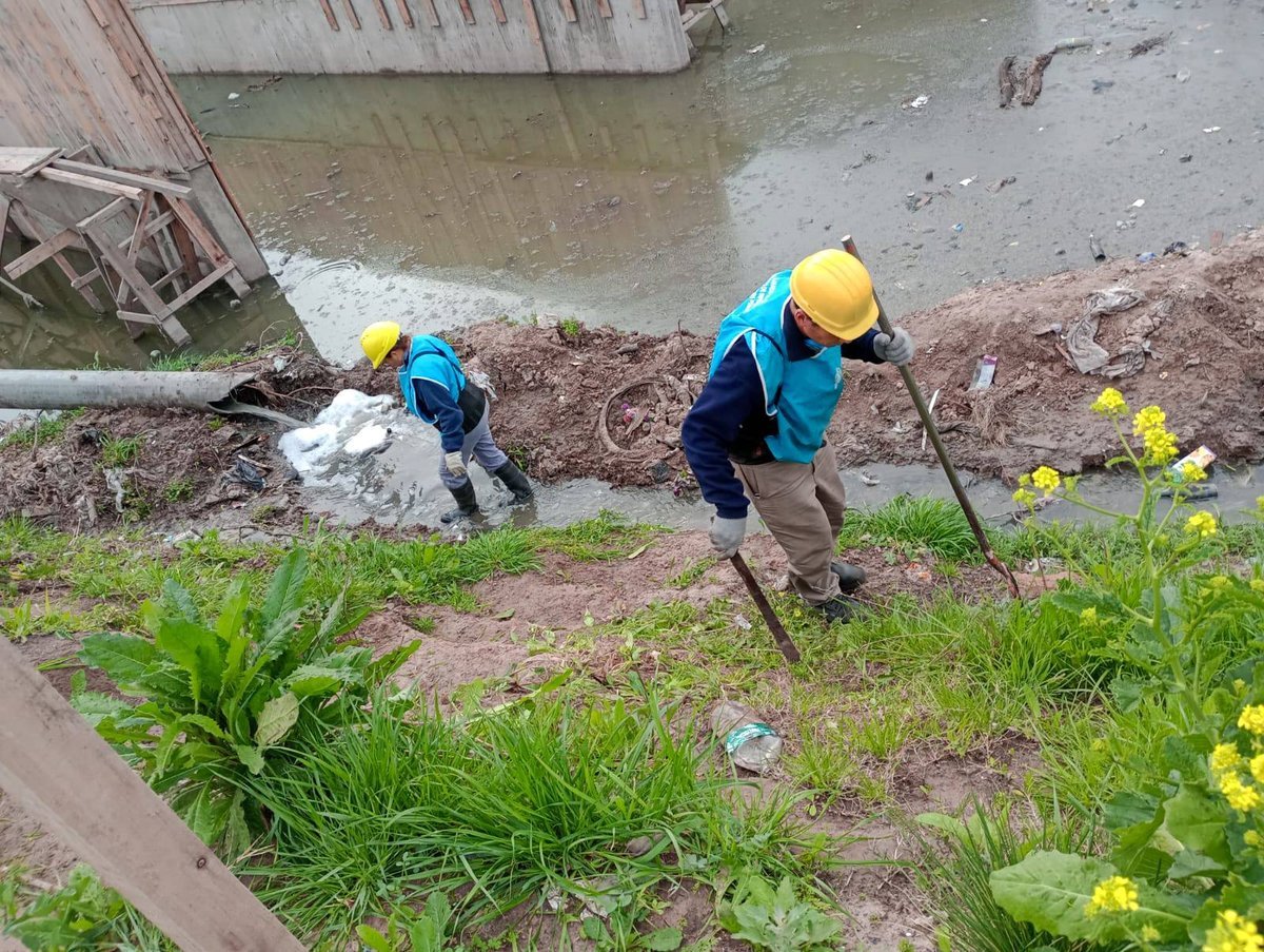 Limpieza de uno de los arroyos de Gonz&aacute;lez Cat&aacute;n.