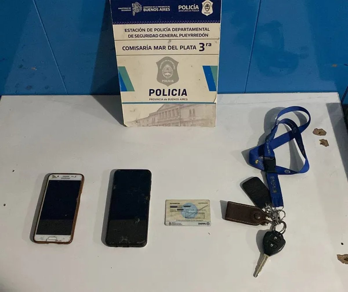 Los elementos secuestrados en el descubrimiento del auto robado en La Matanza.