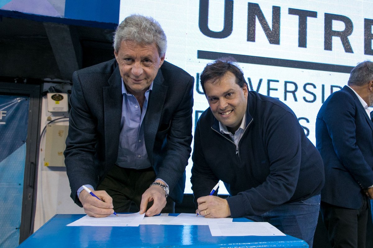 La firma de entrega del inmueble a la UNTREF. La firma de entrega del inmueble a la UNTREF.