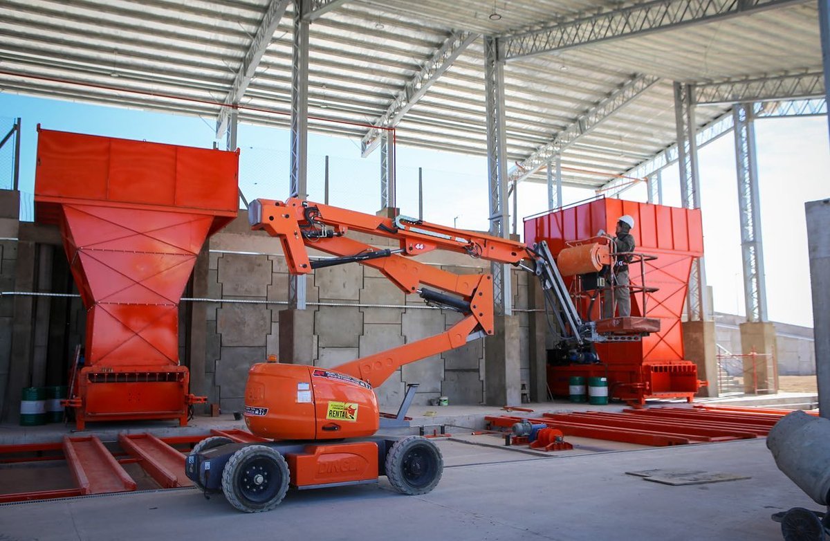 Uno de los operarios de la nueva planta de transferencia de La Reja.