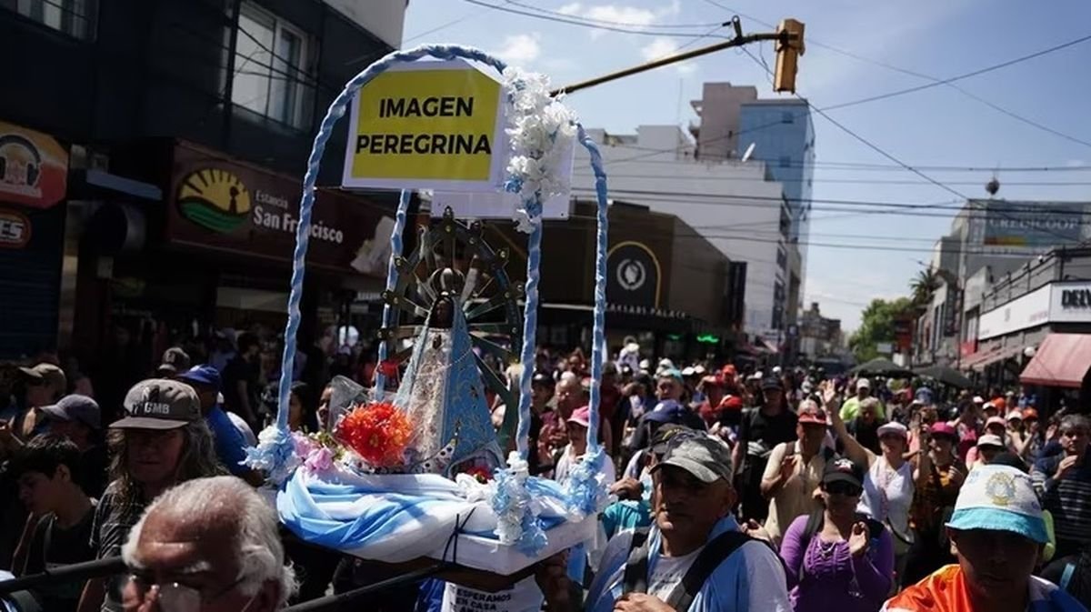 Imagen de la Virgen llevada por fieles en una nueva Peregrinaci&oacute;n a Luj&aacute;n.