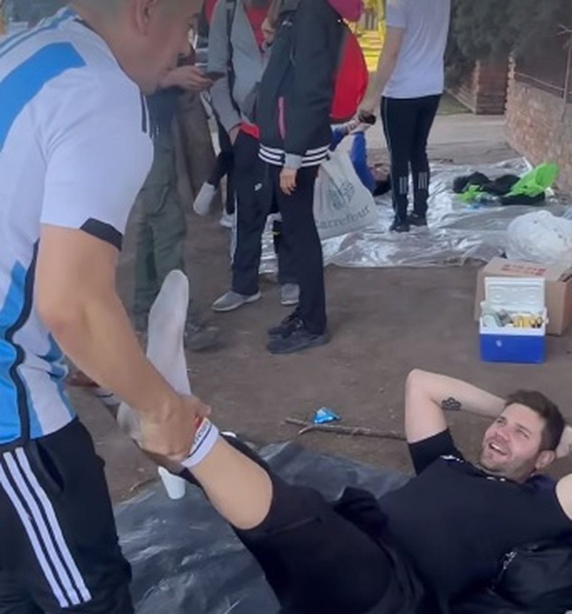 Queijeiro y Loccisano elongando en la mitad del camino hacia Luj&aacute;n.