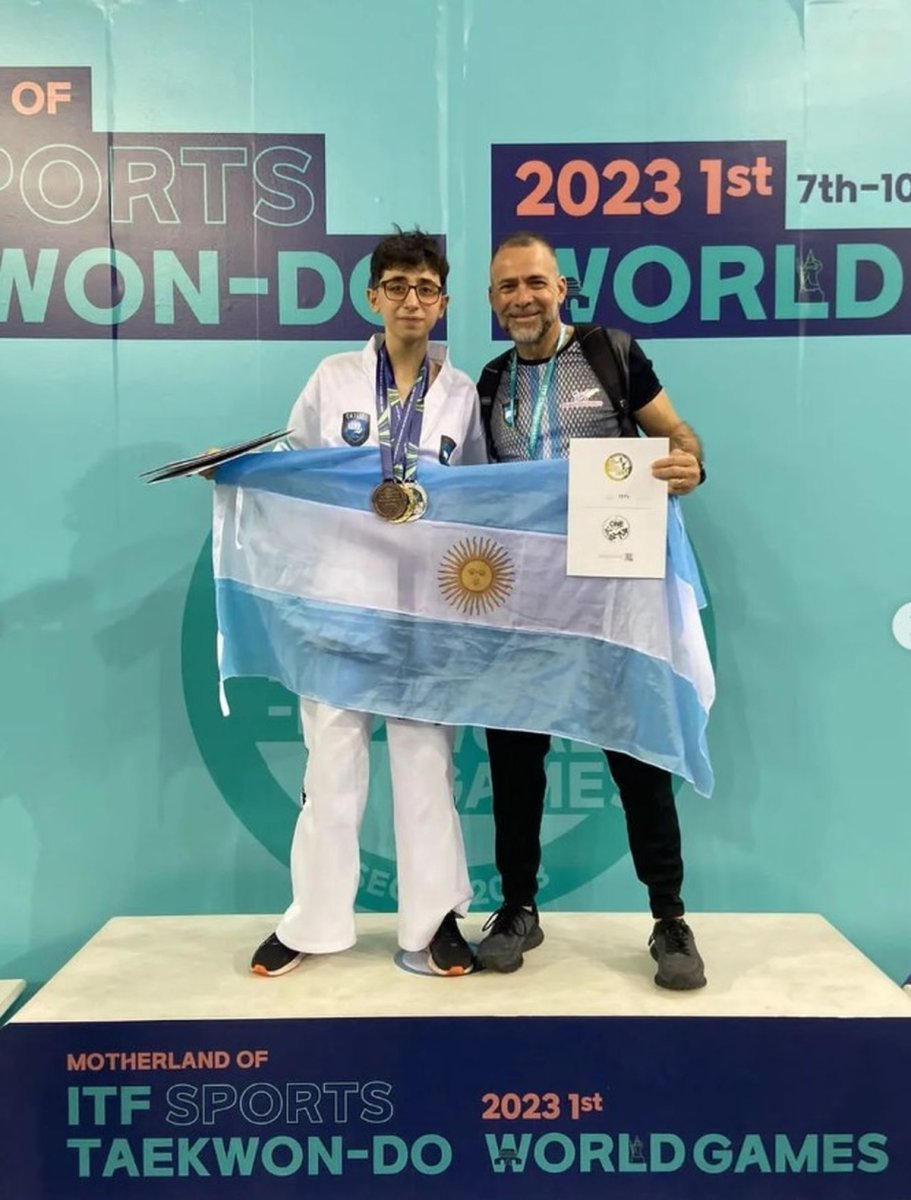 Juan Pablo Ungra, nacido en Mor&oacute;n, con sus tres medallas.
