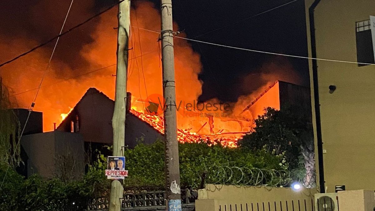 Voraz incendio en El Palomar.