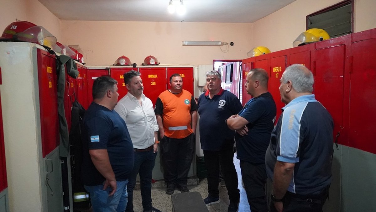 La reuni&oacute;n entre los bomberos de Mariano Acosta y el intendente Men&eacute;ndez.