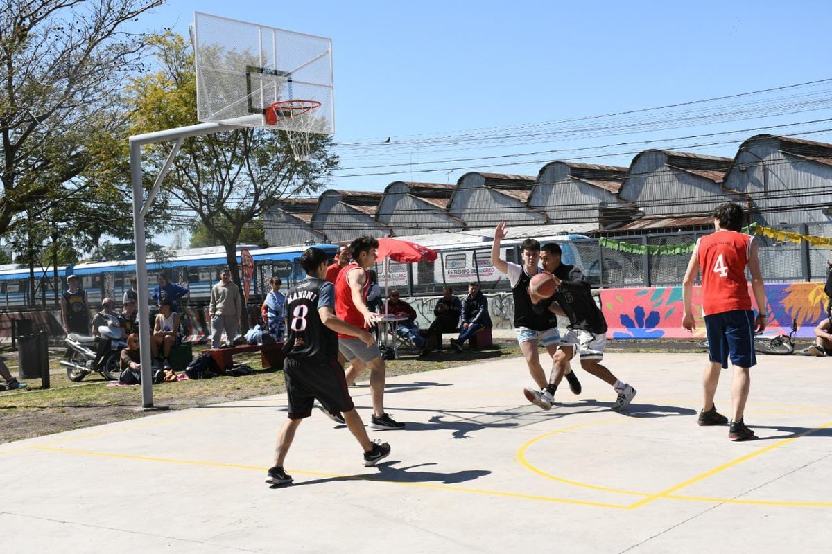 As&iacute; luce uno de los aros de la nueva cancha de b&aacute;squet p&uacute;blica de Castelar.