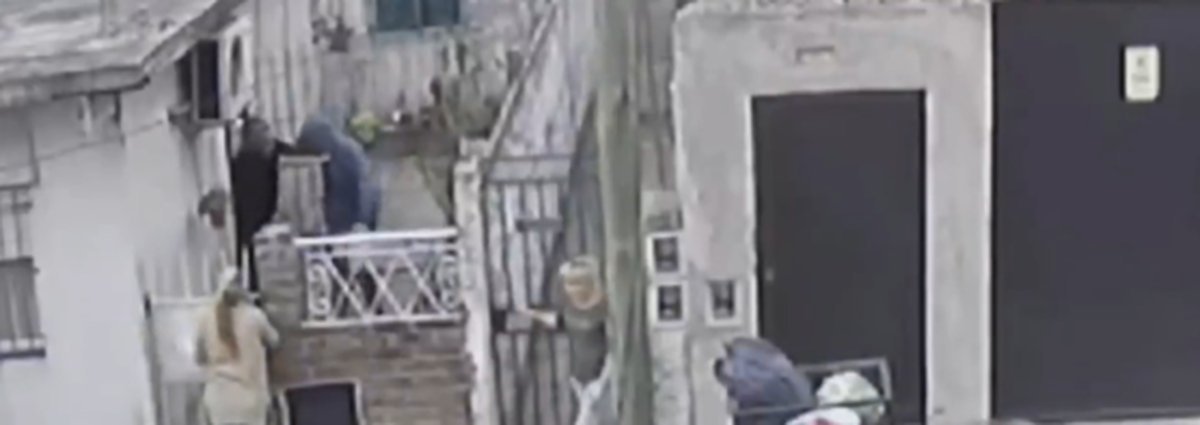 La Matanza: las roci&oacute; con nafta y quiso perderlas fuego.