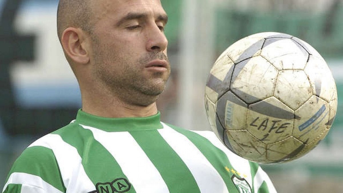 Garrafa S&aacute;nchez con la camiseta de Laferrere.