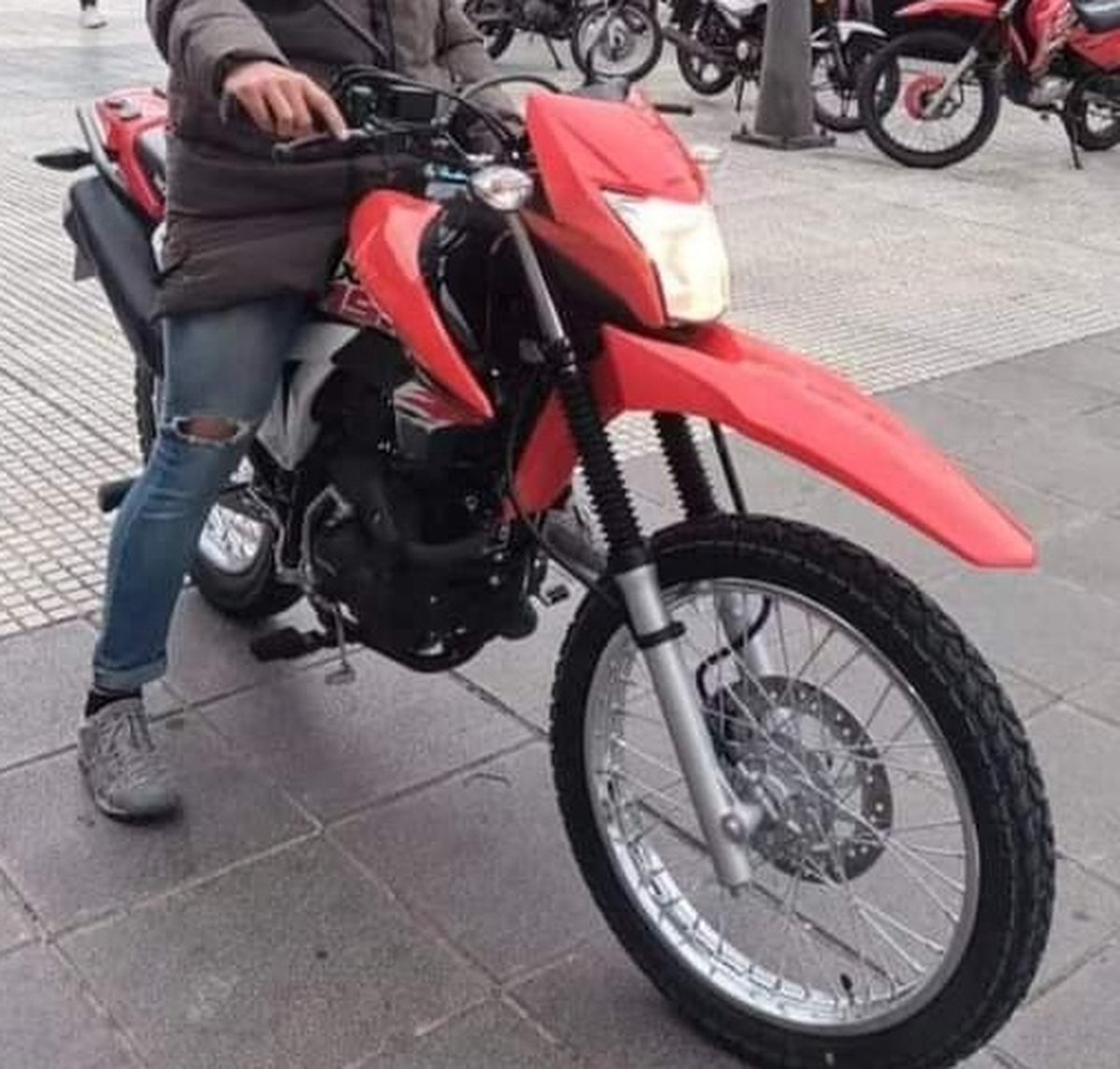 La moto roja robada en Ramos Mej&iacute;a.