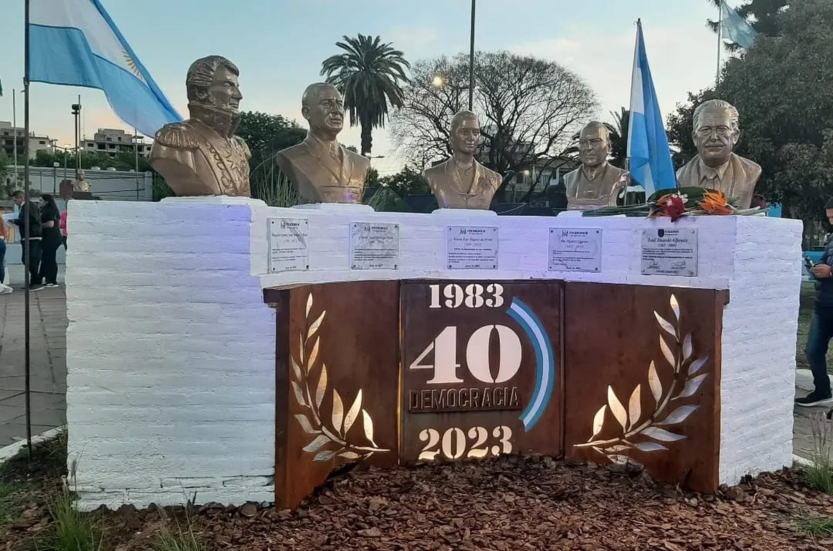 El nuevo busto de Alfons&iacute;n en Ituzaing&oacute;.