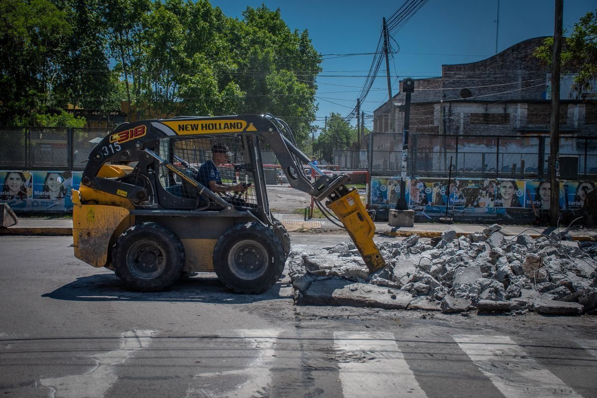 Obras de repavimentaci&oacute;n en el centro de Moreno.